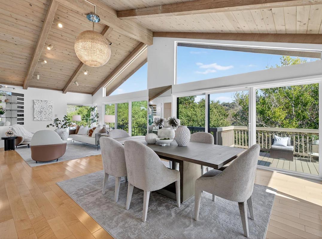 Prestigious Lakeview Neighborhood