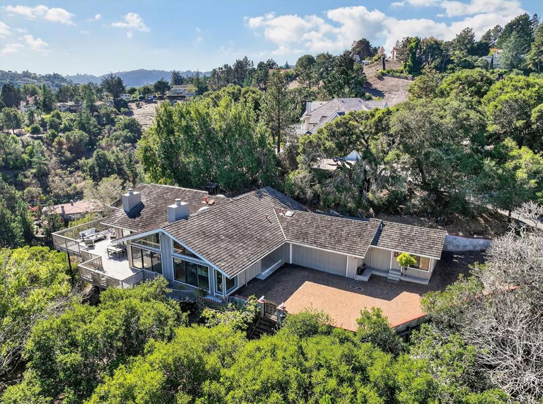 Prestigious Lakeview Neighborhood