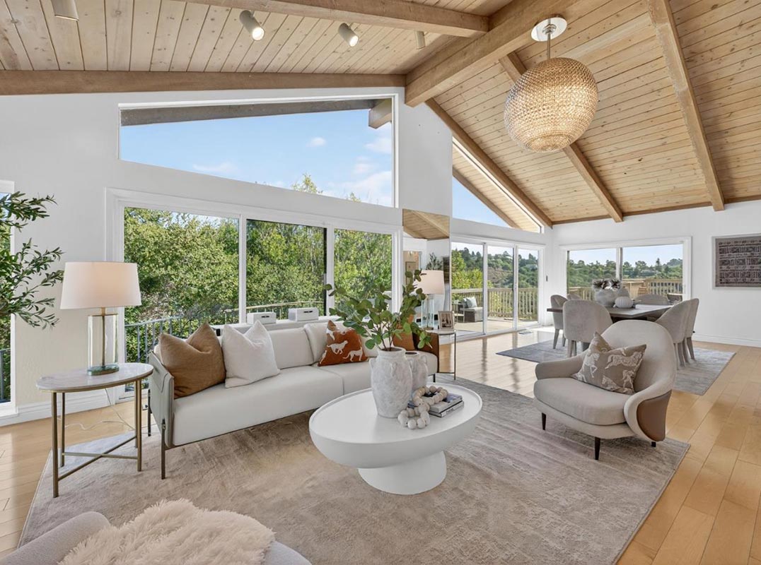 Prestigious Lakeview Neighborhood