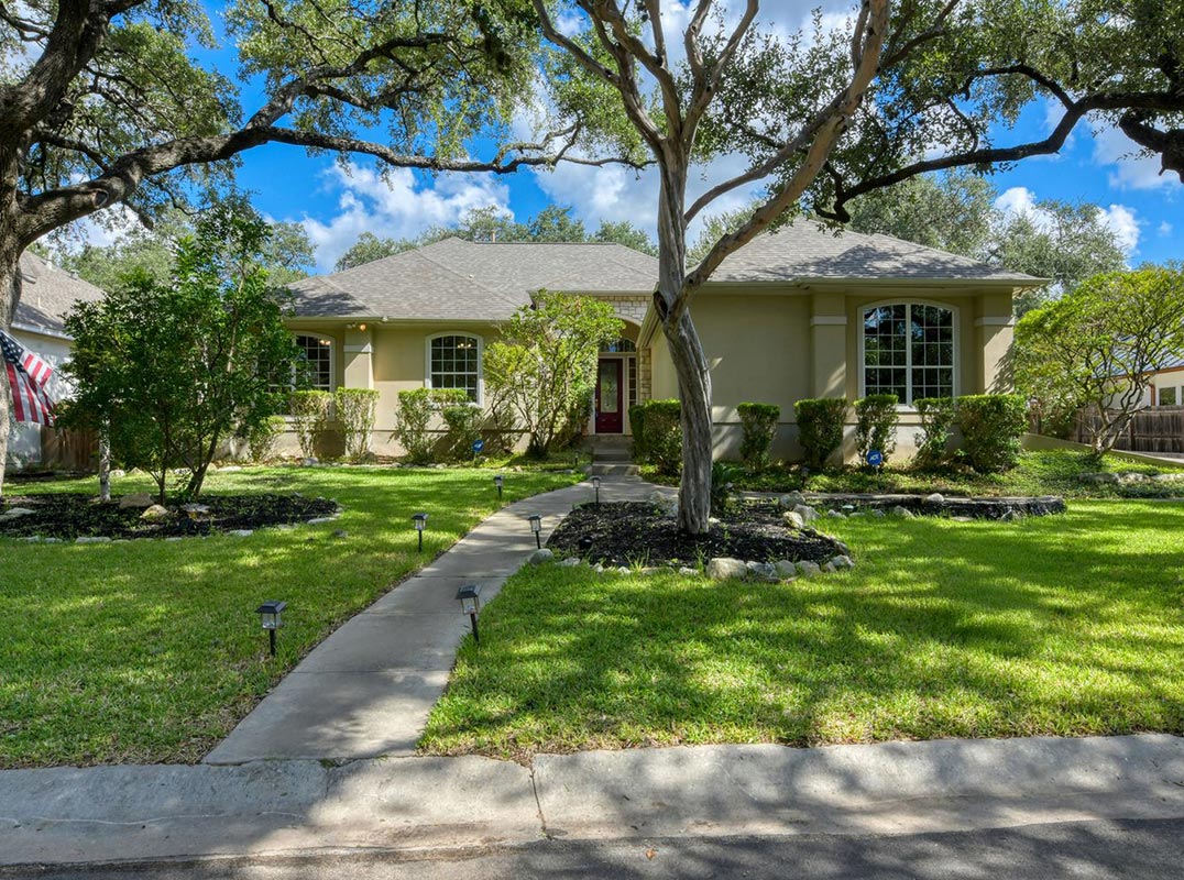 Backyard Retreat In Dell Oak Estates!