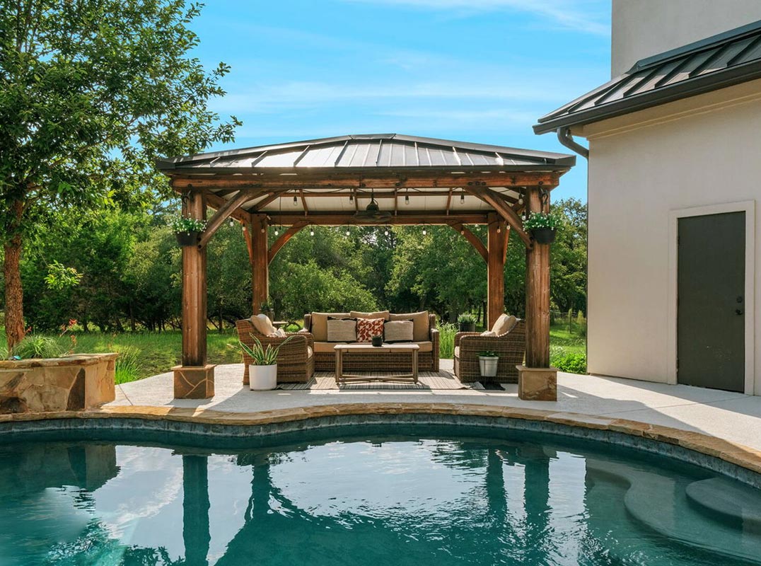 Pretty Hill Country Style Home