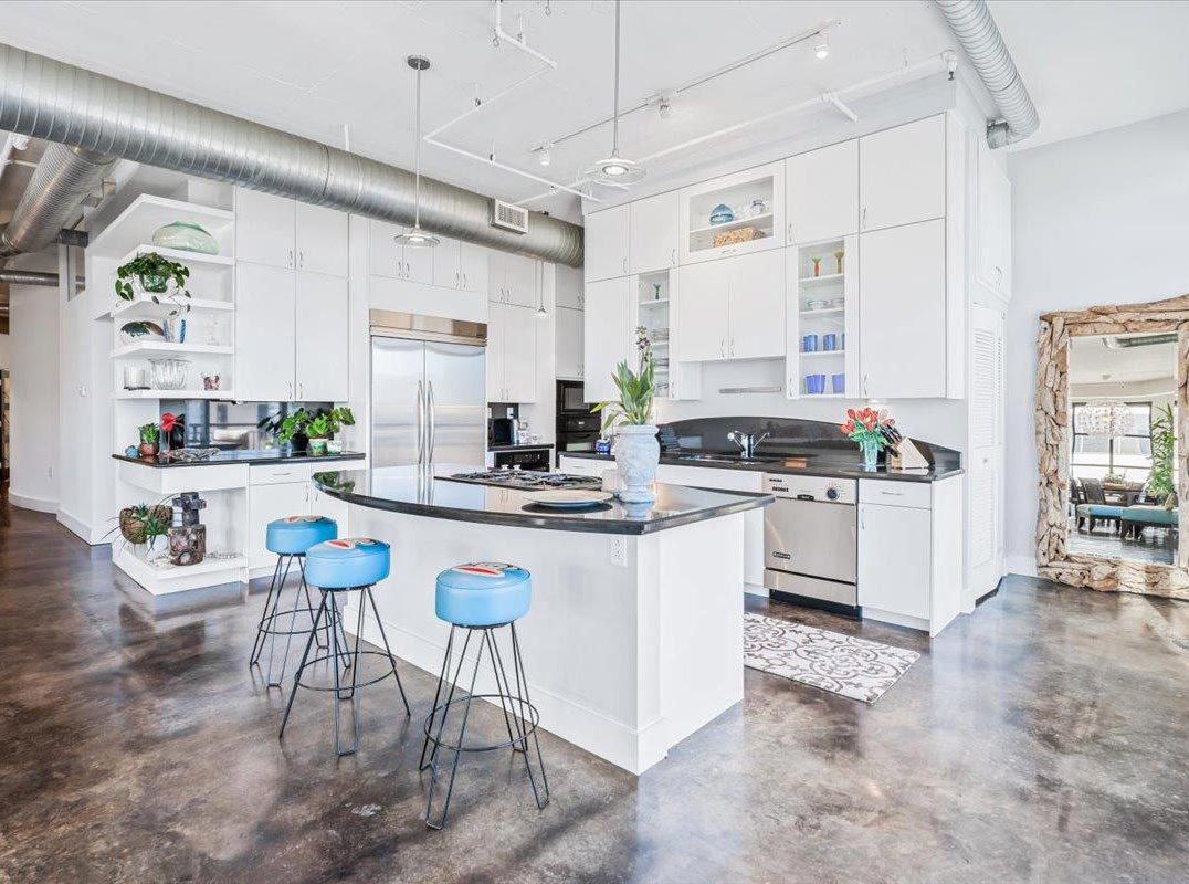 Republic Square Residence with Iconic Parkside Views