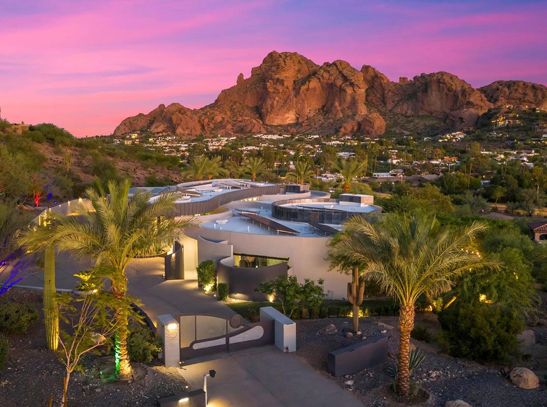 Signature Contempory Masterpiece with Breathtaking Views