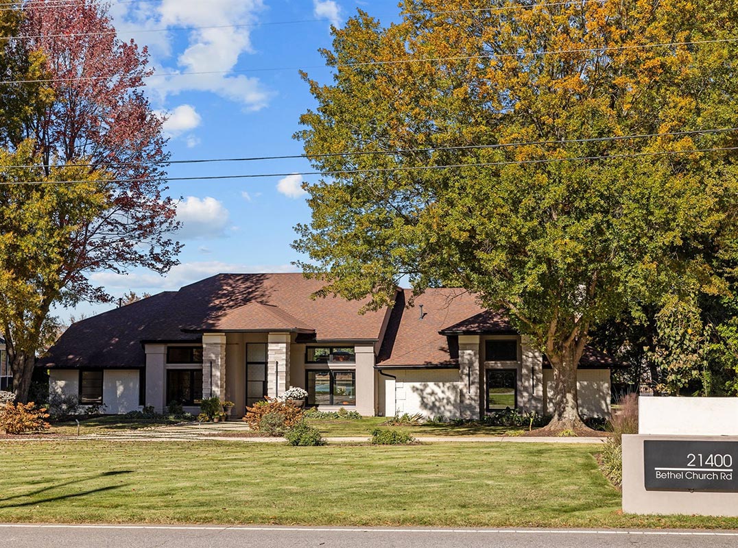 Architectural Elegance Meets Lakeside Luxury