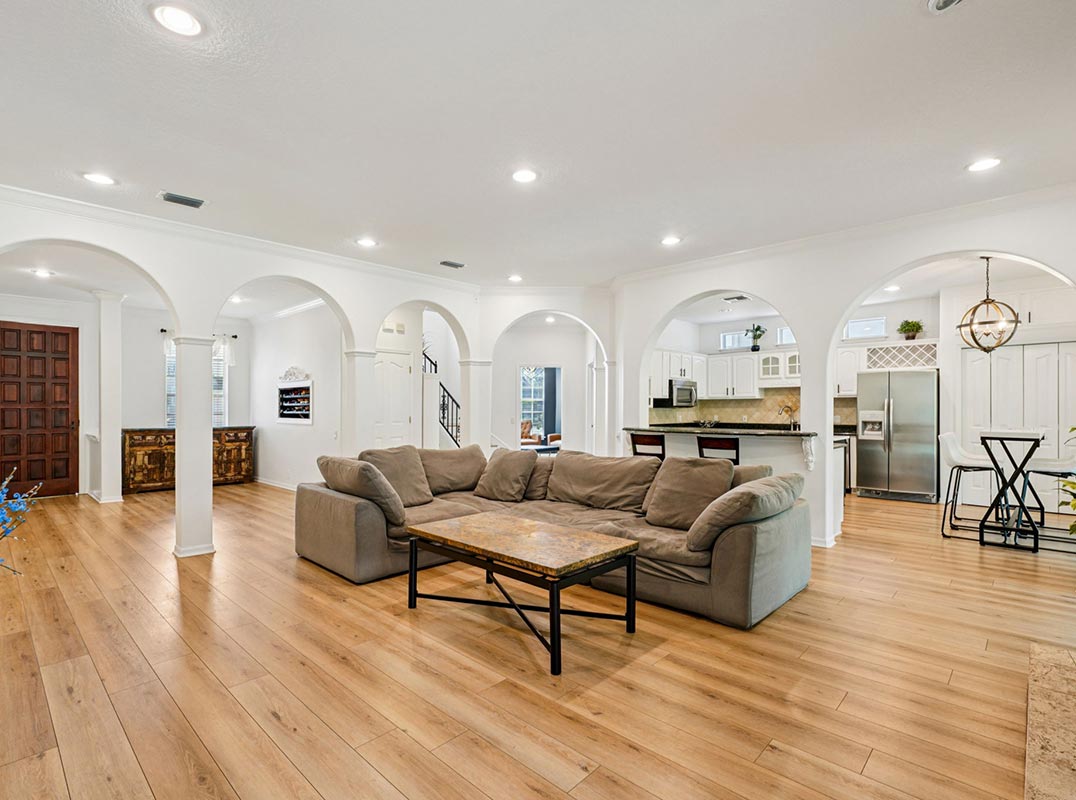 Beautifully Maintained Bayshore Beautiful home!