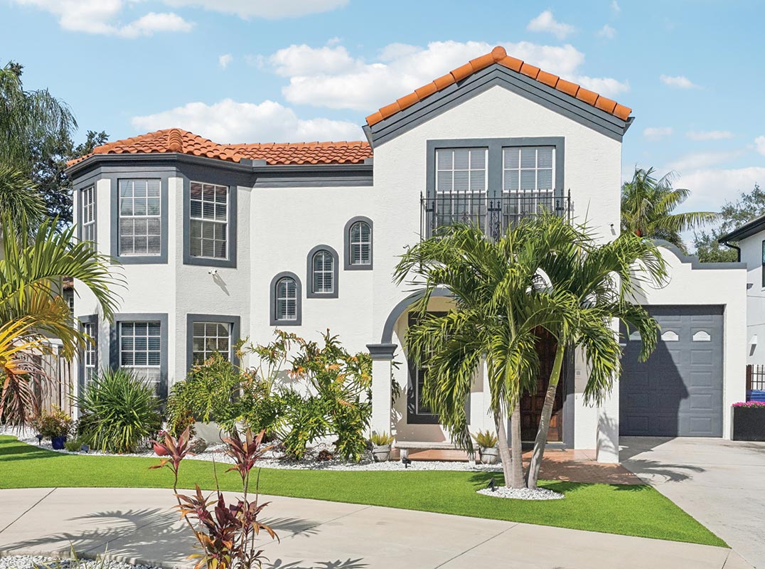 Beautifully Maintained Bayshore Beautiful home! 