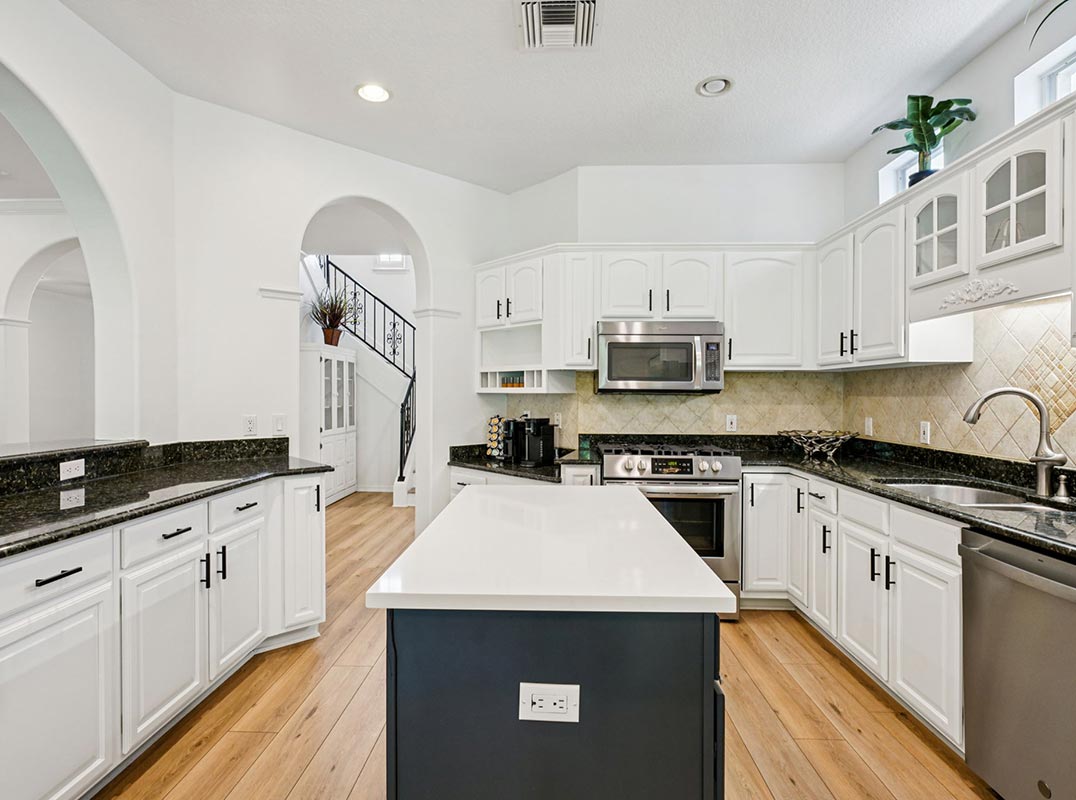 Beautifully Maintained Bayshore Beautiful home!