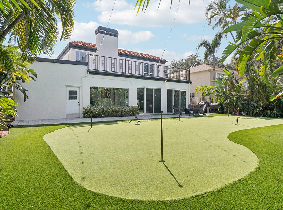 Beautifully Maintained Bayshore Beautiful home!