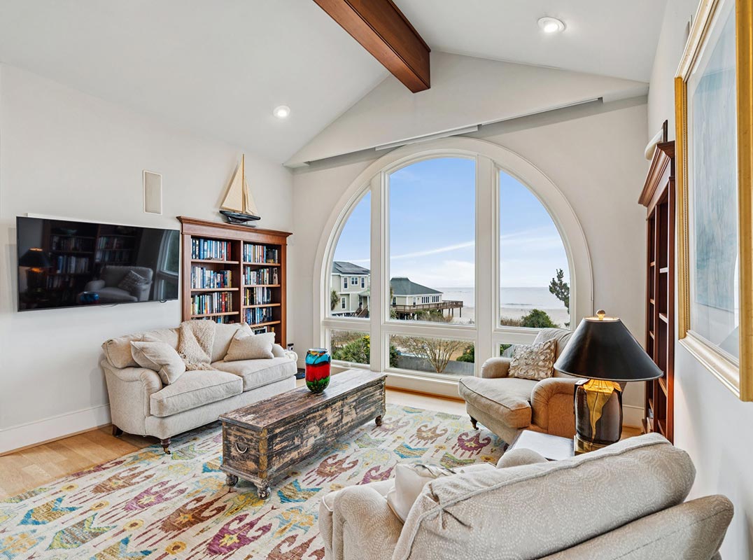 An Elegant Retreat Set Across from the Ocean