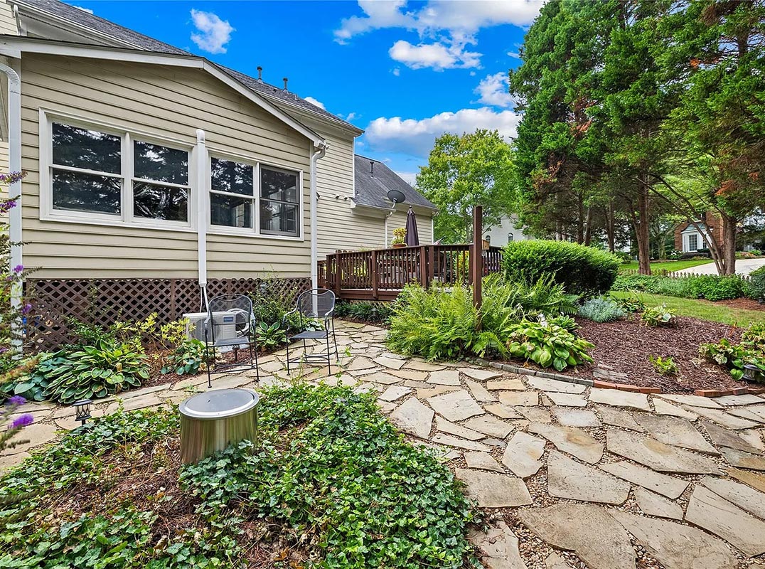 BLUE STONE HARBOUR - DEEDED BOAT SLIP W/ LIFT