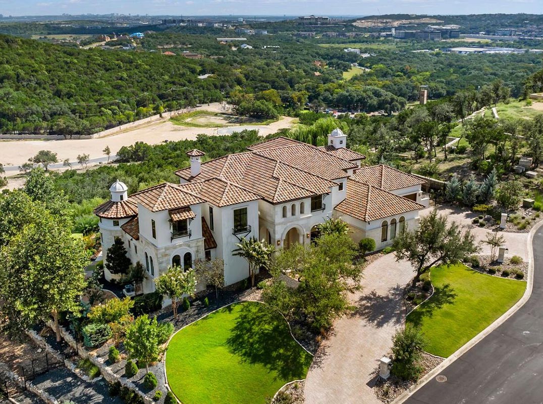  A Hilltop Masterpiece of Modern Luxury and Timeless Craftsmanship 