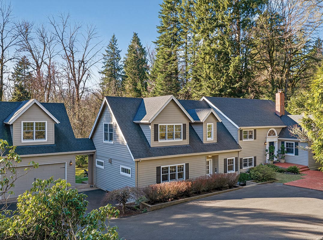 Dunthorpe Classic Residence in a Park-Like Setting