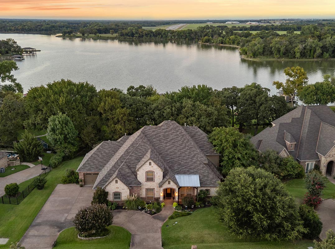 Beautifully Maintained Open Waterfront In The Resort