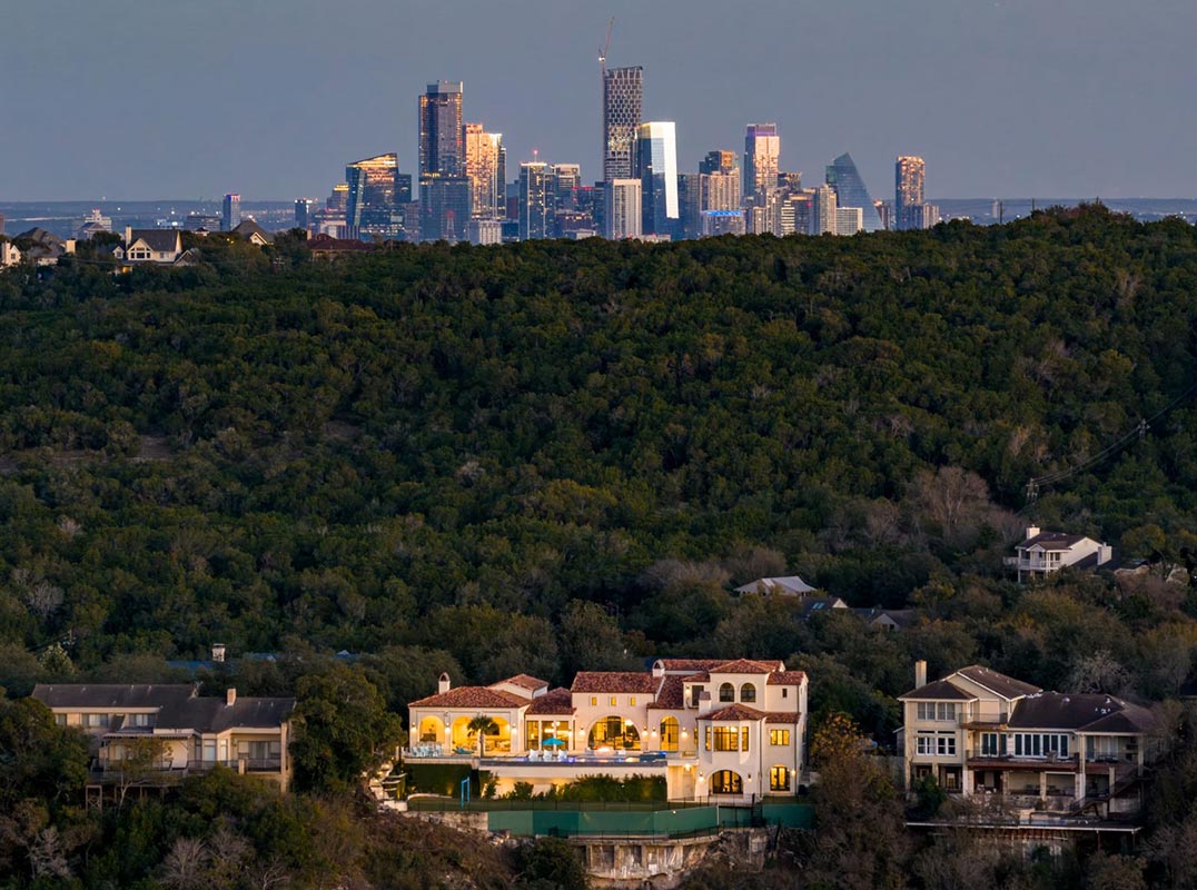 A Rare Union Of Elevation, Water, And Timeless Design