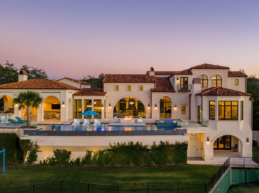 A Rare Union Of Elevation, Water, And Timeless Design