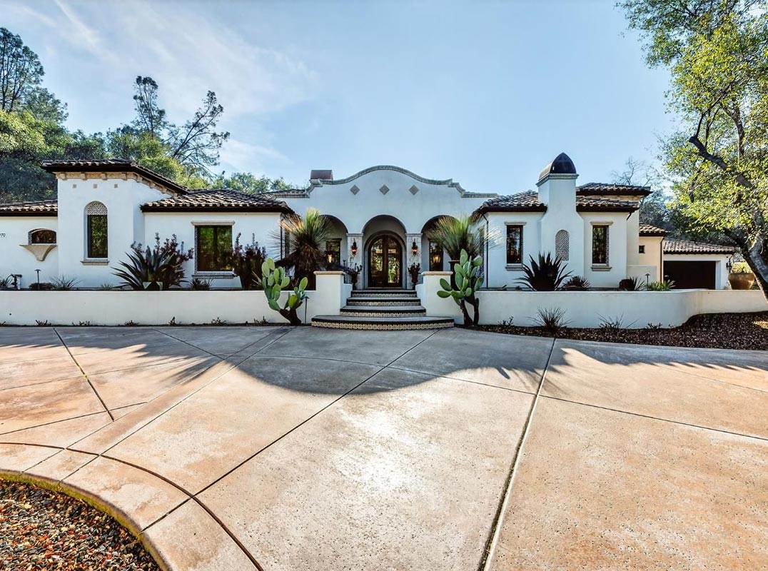Sprawling Single-Story Santa Barbara–Style Estate