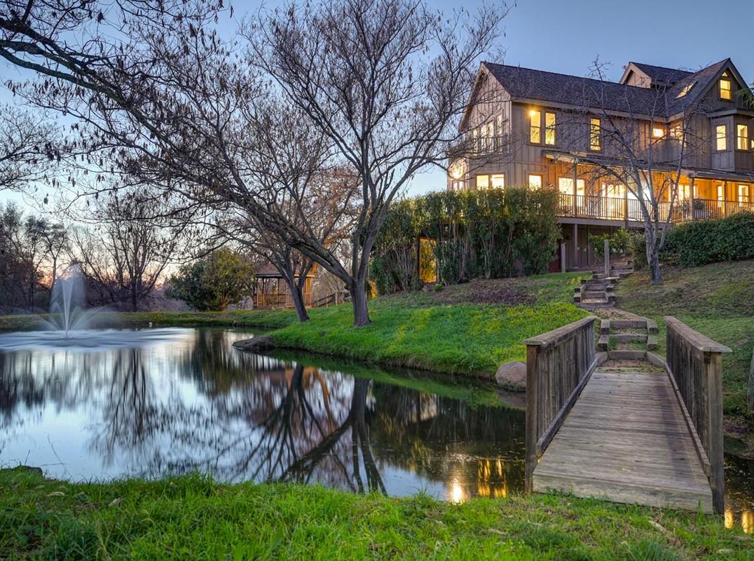 One-Of-A-Kind Modern-Meets-Farmhouse Retreat