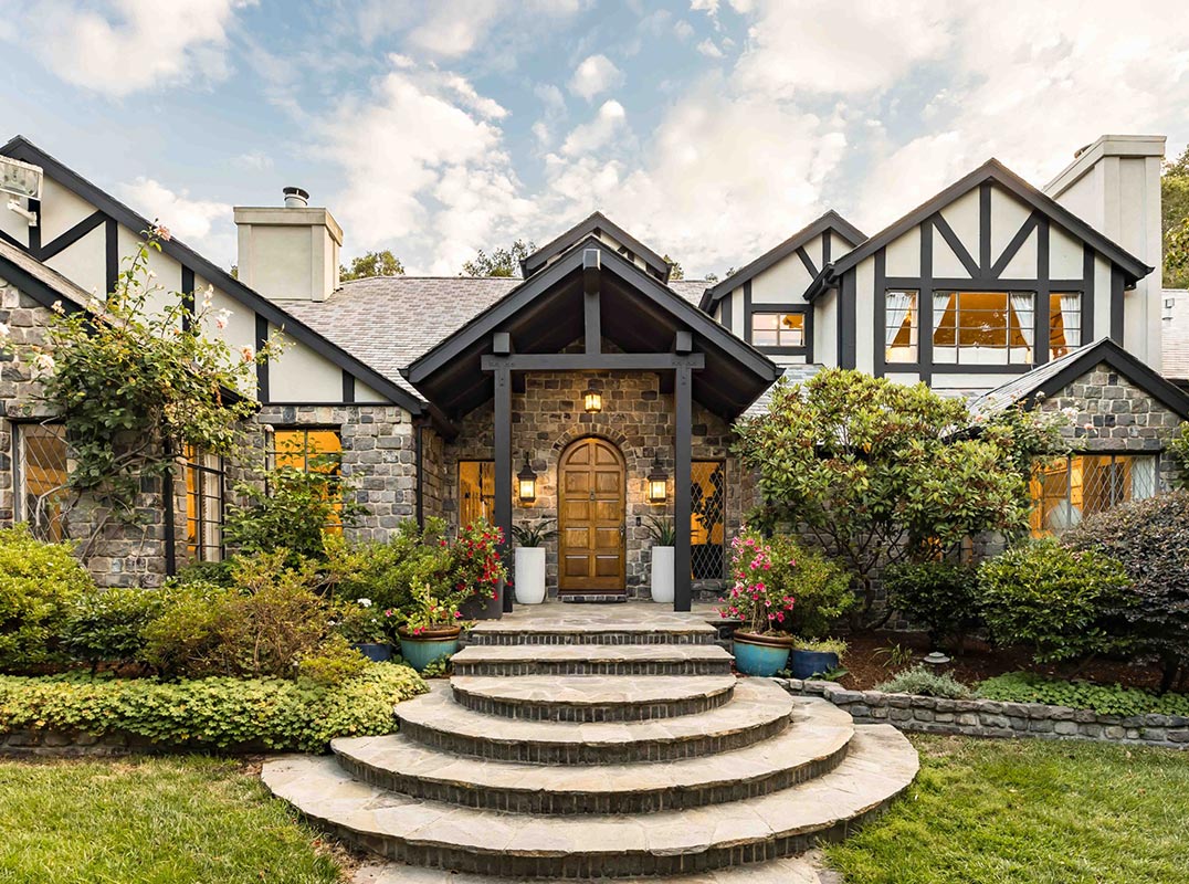 An Acre of Privacy & Elegance in Palo Alto Hills