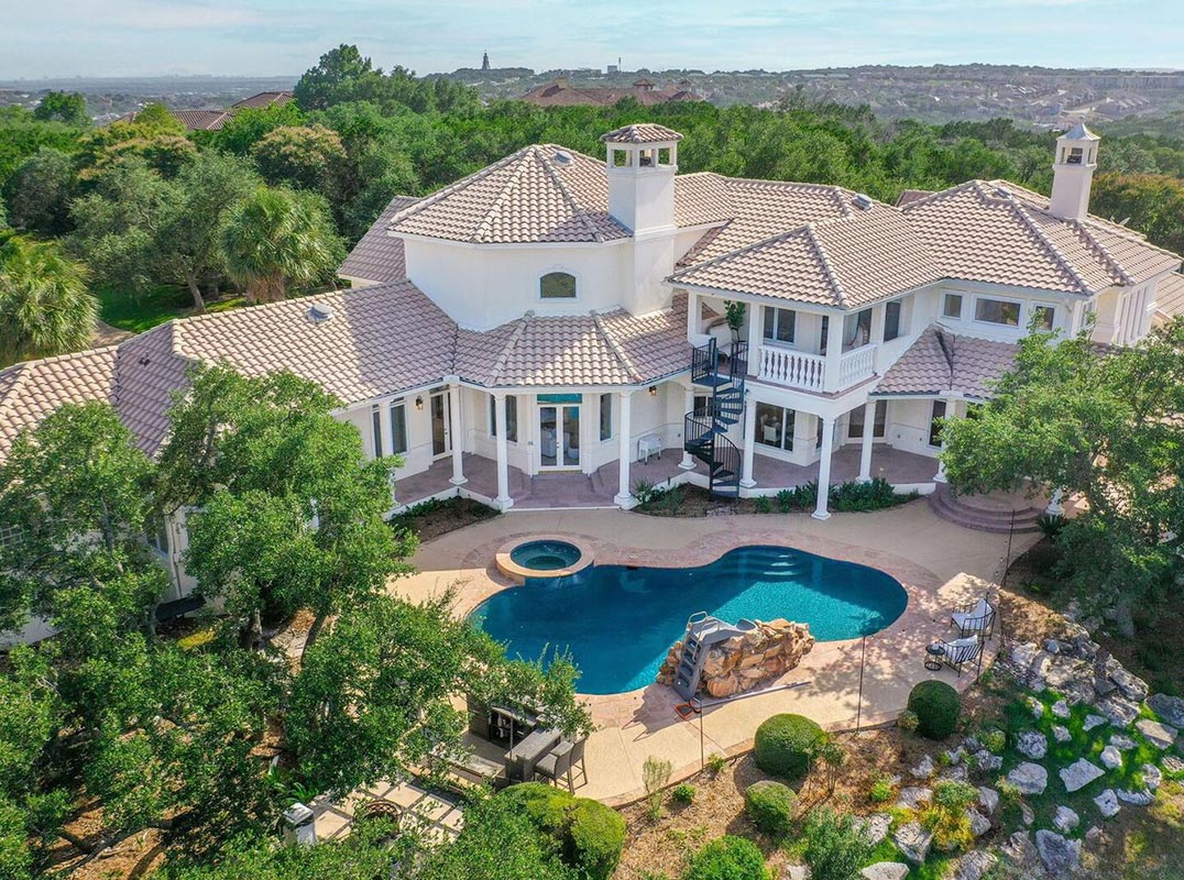 An Exceptional Private Estate in Prestigious Champions Run. 