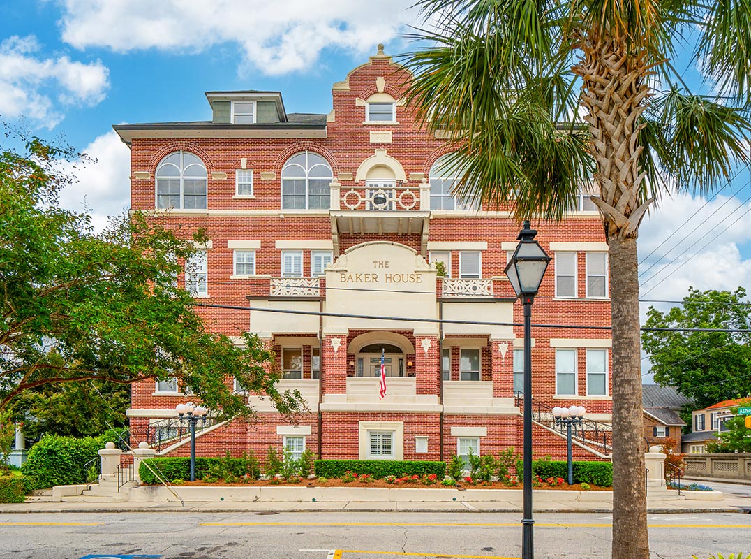Luxury Condo with Great Views Overlooking Colonial Lake