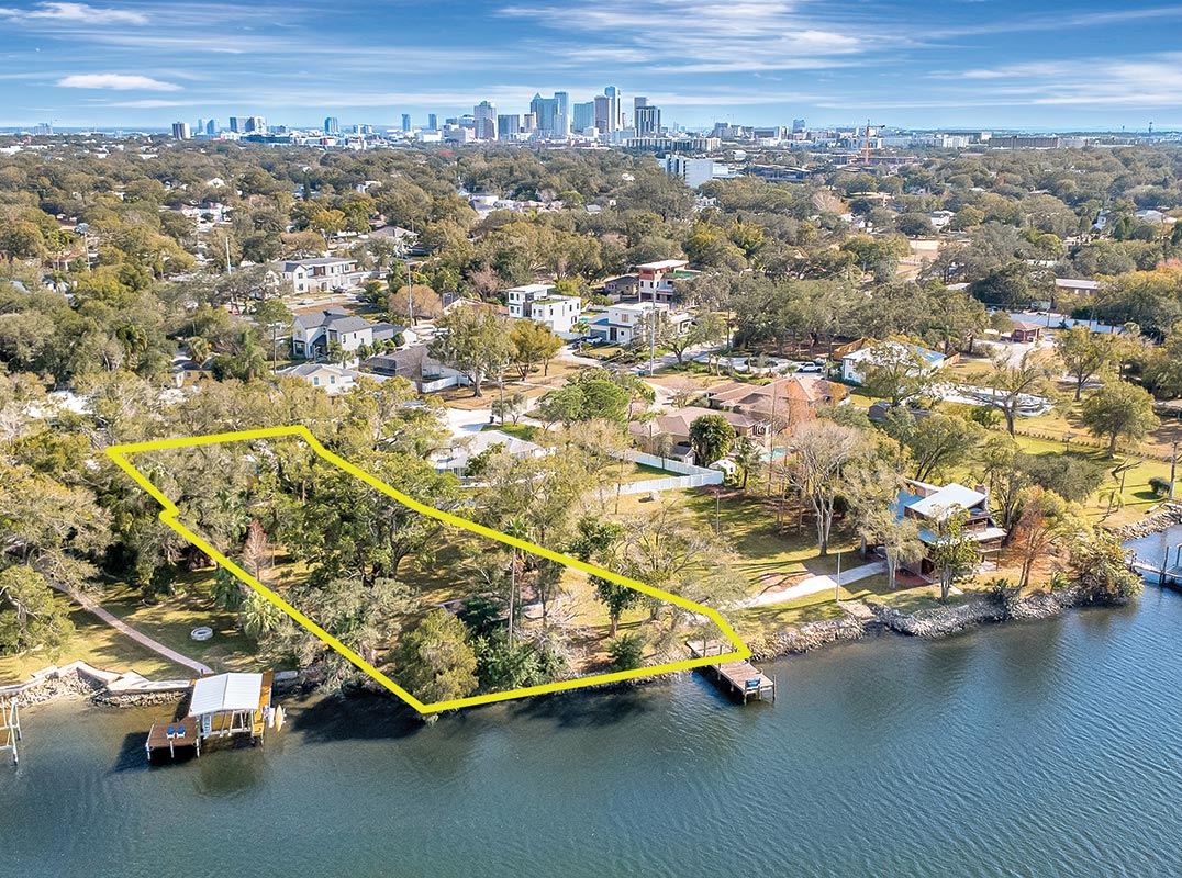 OVER 1 ACRE WATERFRONT Property on the Scenic Hillsborough River