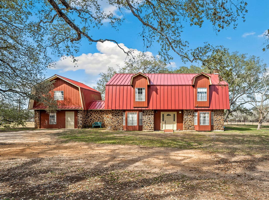 Cherished Texas Ranch Under Sprawling Oaks!