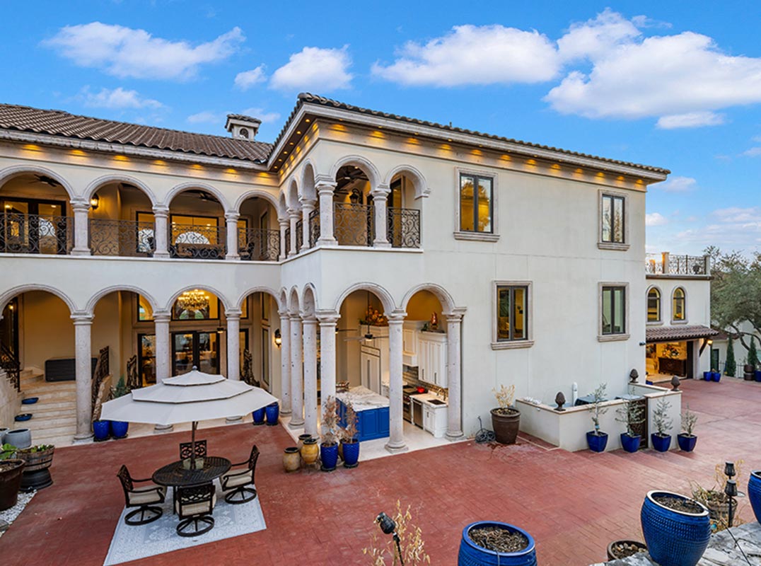 Extraordinary Dominion Estate