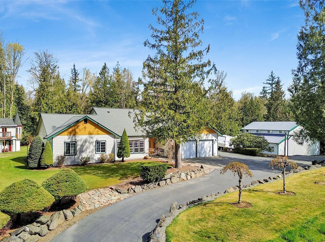 Private 4+ Acre Retreat