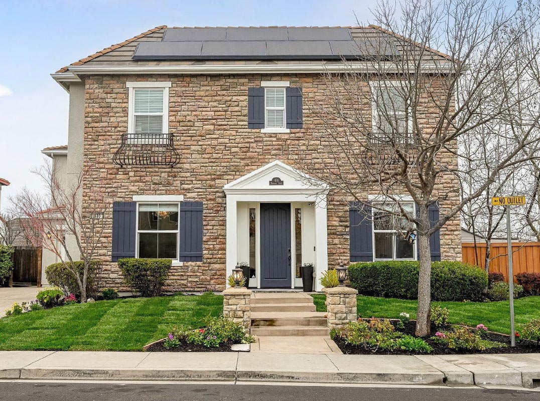 Light-Filled Monterosso Estate On A Private Court 