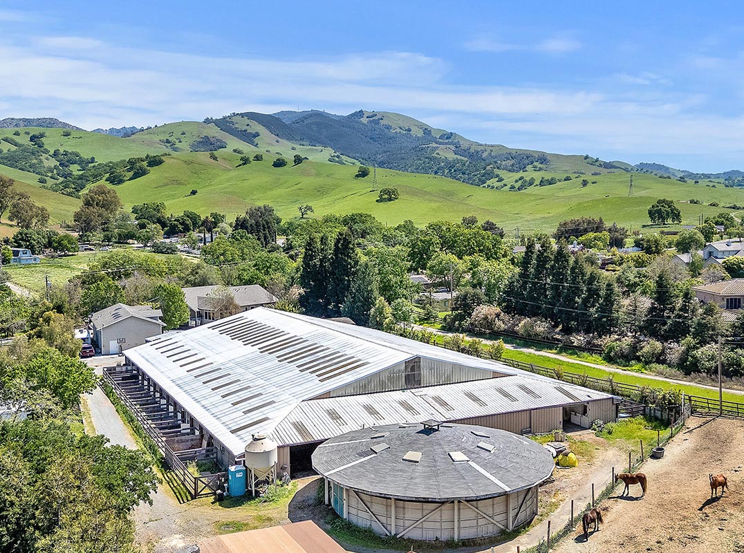 Country Lifestyle, City Convenience - Gated Estate On North Gate Road