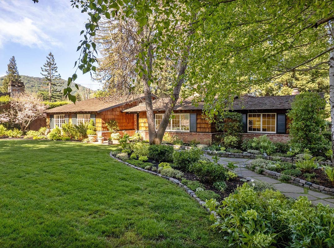 Charming Carmel-Inspired Cottage Nestled In The Heart Of Alamo
