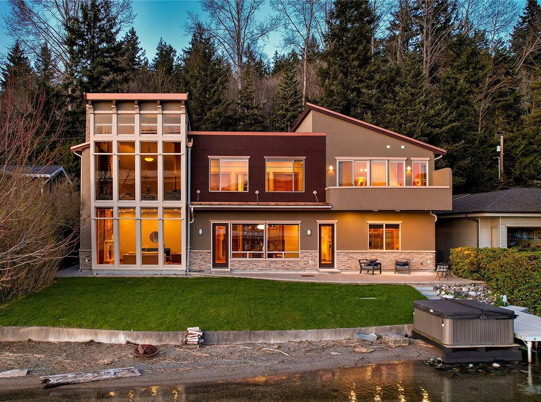 Beachfront Lake Living