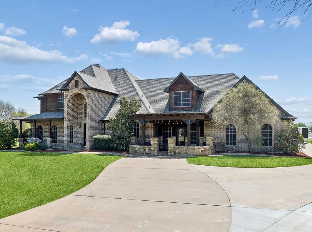 Sprawling 1-Acre Estate In Thw Van Zandt Farms Gated Community 