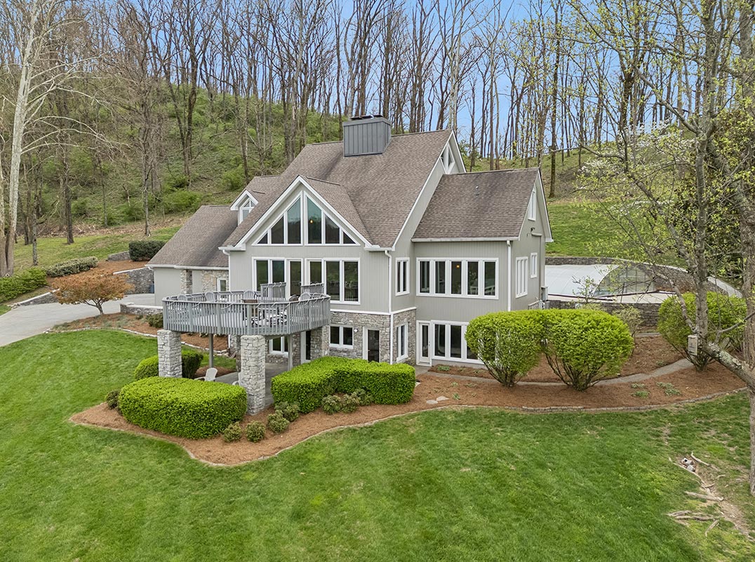 Exceptional Estate on 5.5 Acres