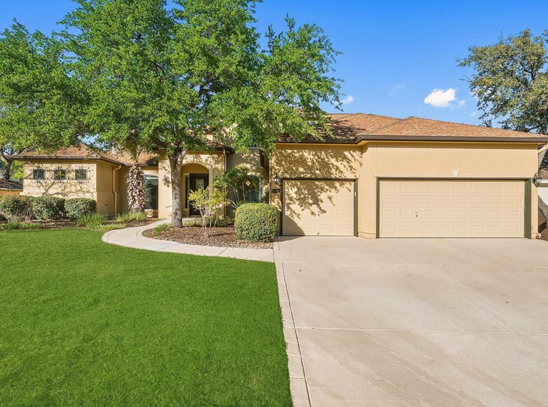 Beautifully Crafted Residence In Gated Point Bluff