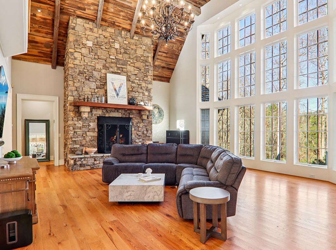 Lakeside Home Offers Stunning Views of Straus Lake
