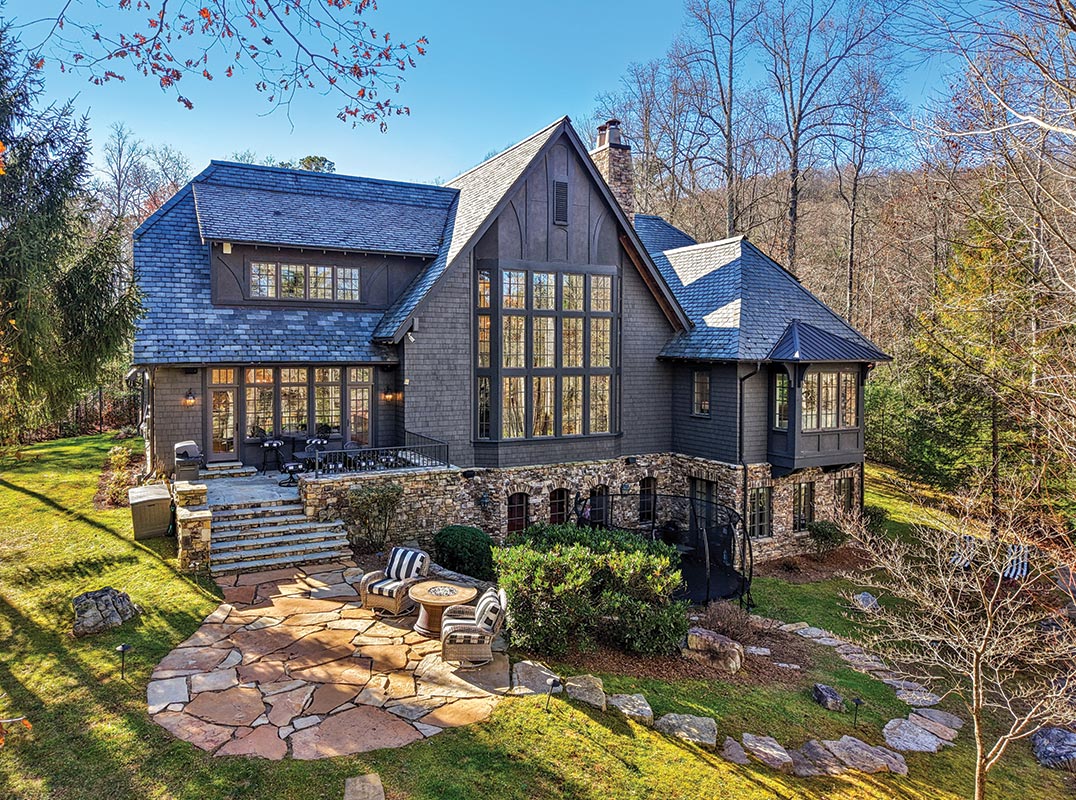 Lakeside Home Offers Stunning Views of Straus Lake