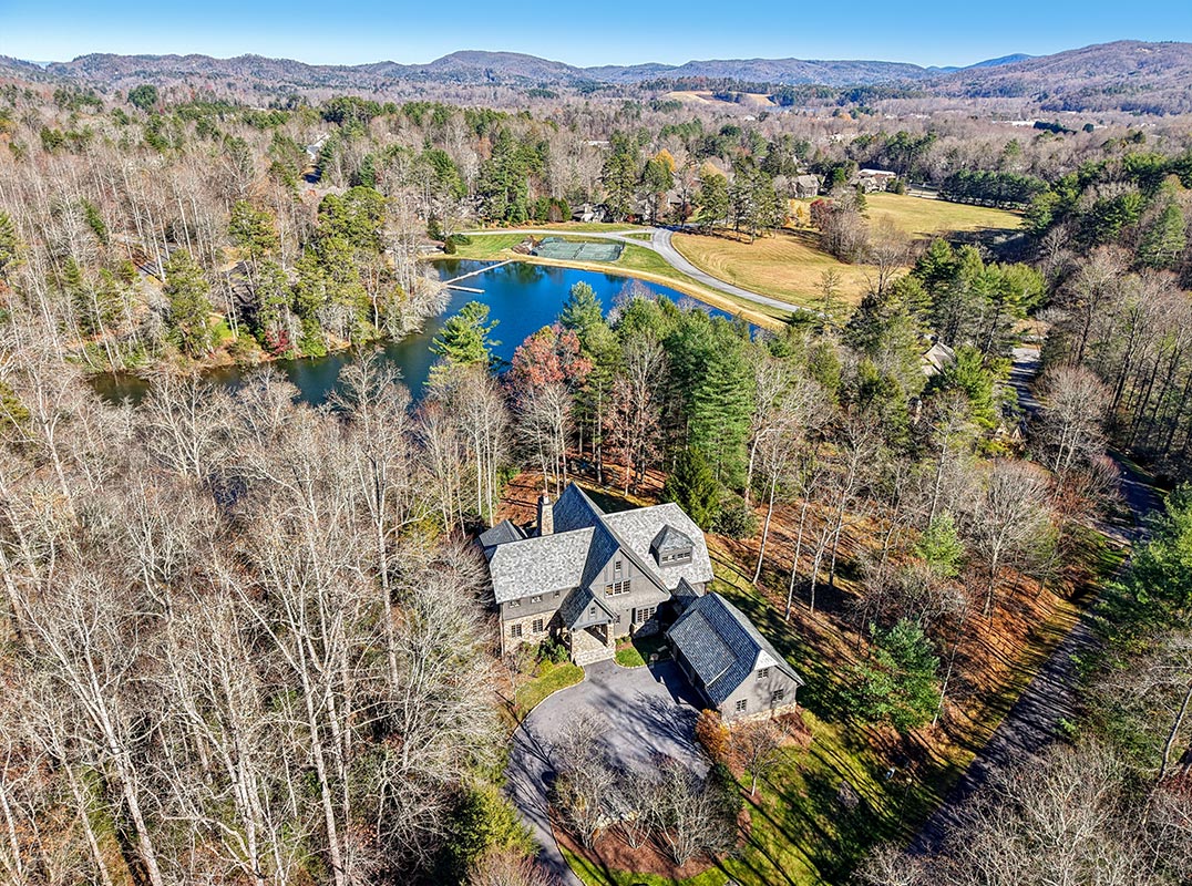 Lakeside Home Offers Stunning Views of Straus Lake