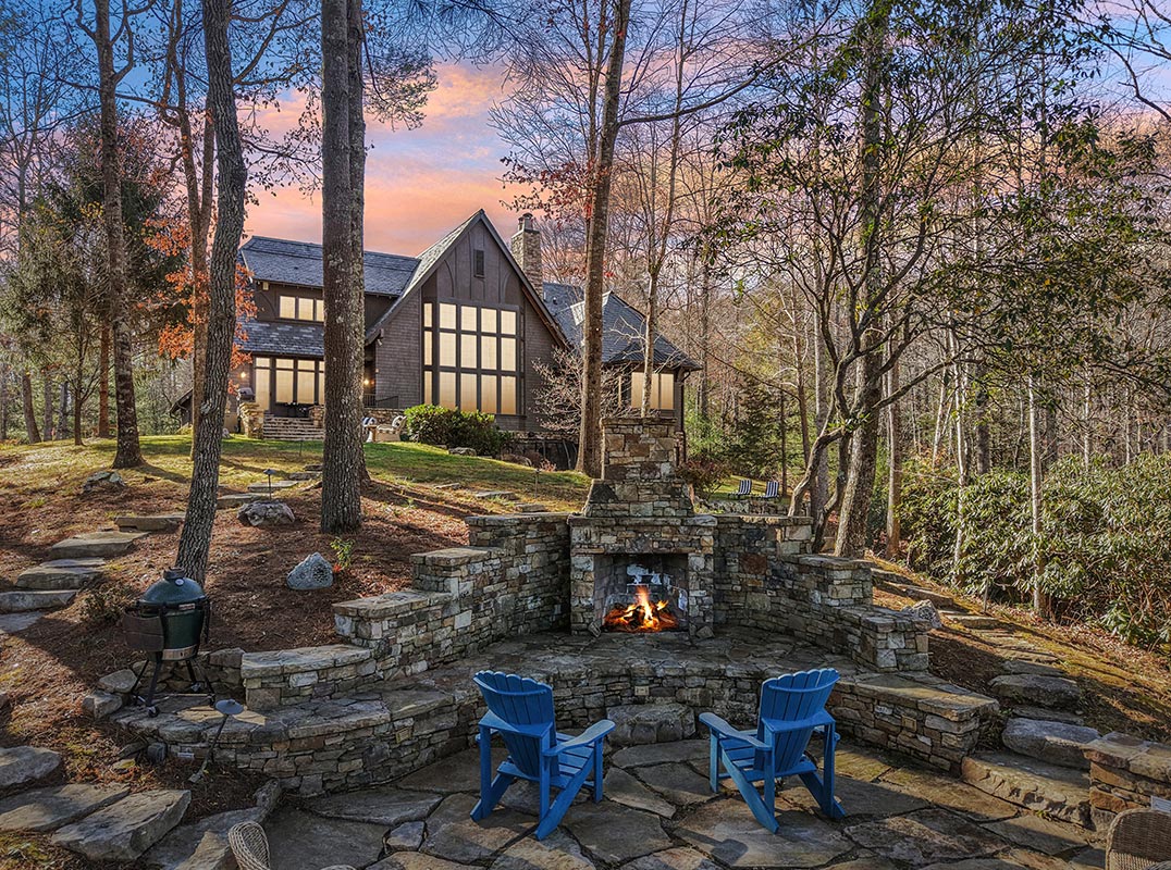 Lakeside Home Offers Stunning Views of Straus Lake