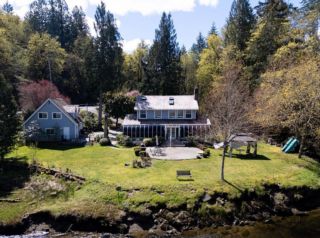 Captivating No-Bank Waterfront Retreat