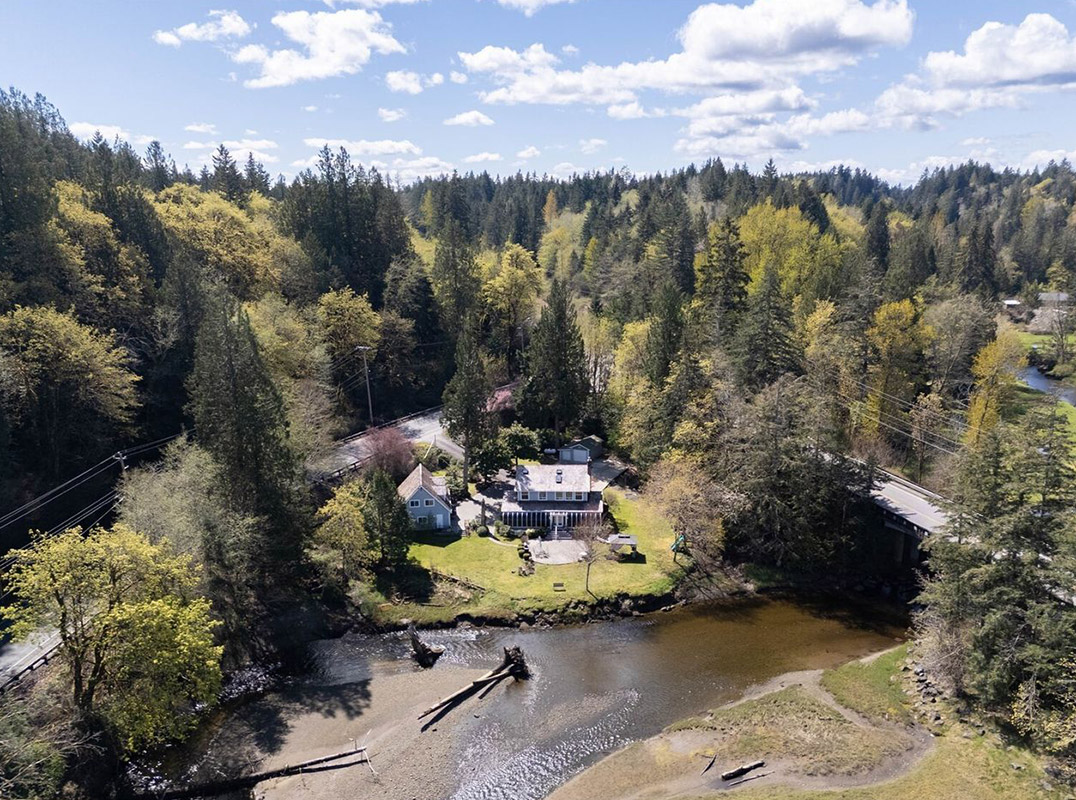 Captivating No-Bank Waterfront Retreat