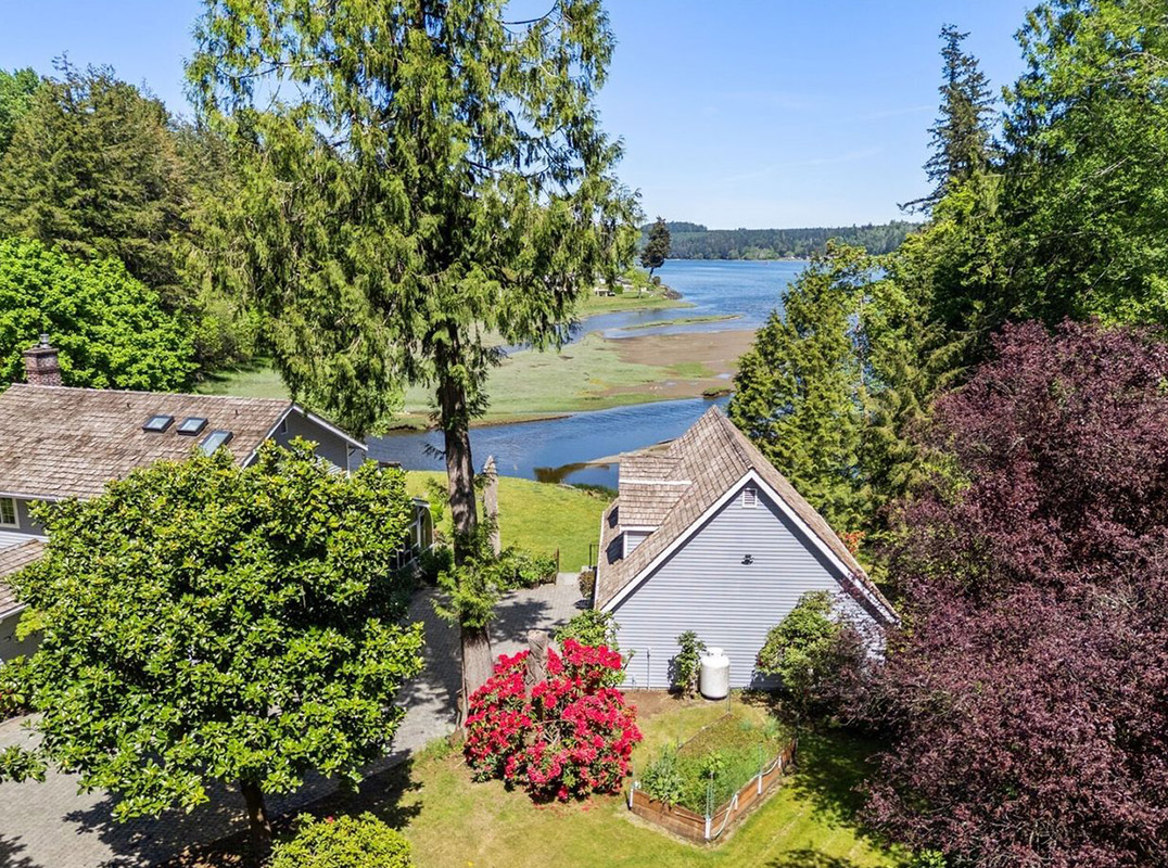 Captivating No-Bank Waterfront Retreat