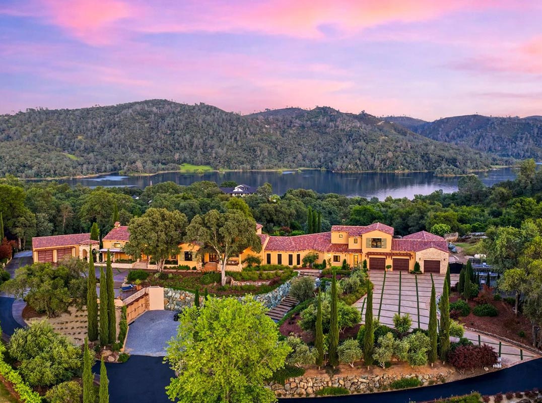 Vineyard And Lake Views 