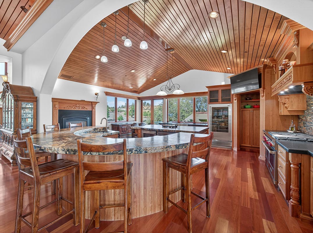 48 ACRES OF DISTINCTION