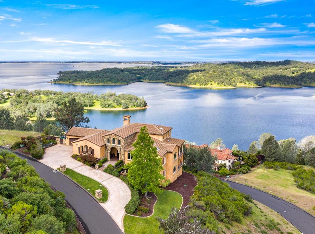 Close-In Panoramic Views Of Folsom Lake