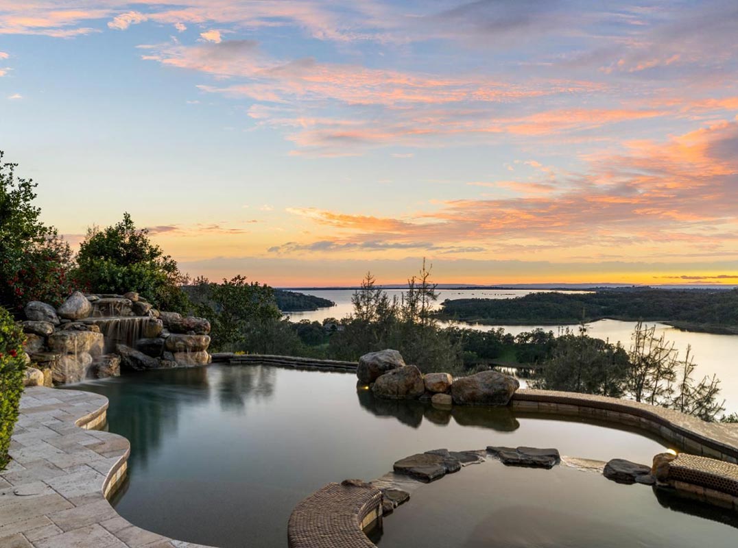 Close-In Panoramic Views Of Folsom Lake