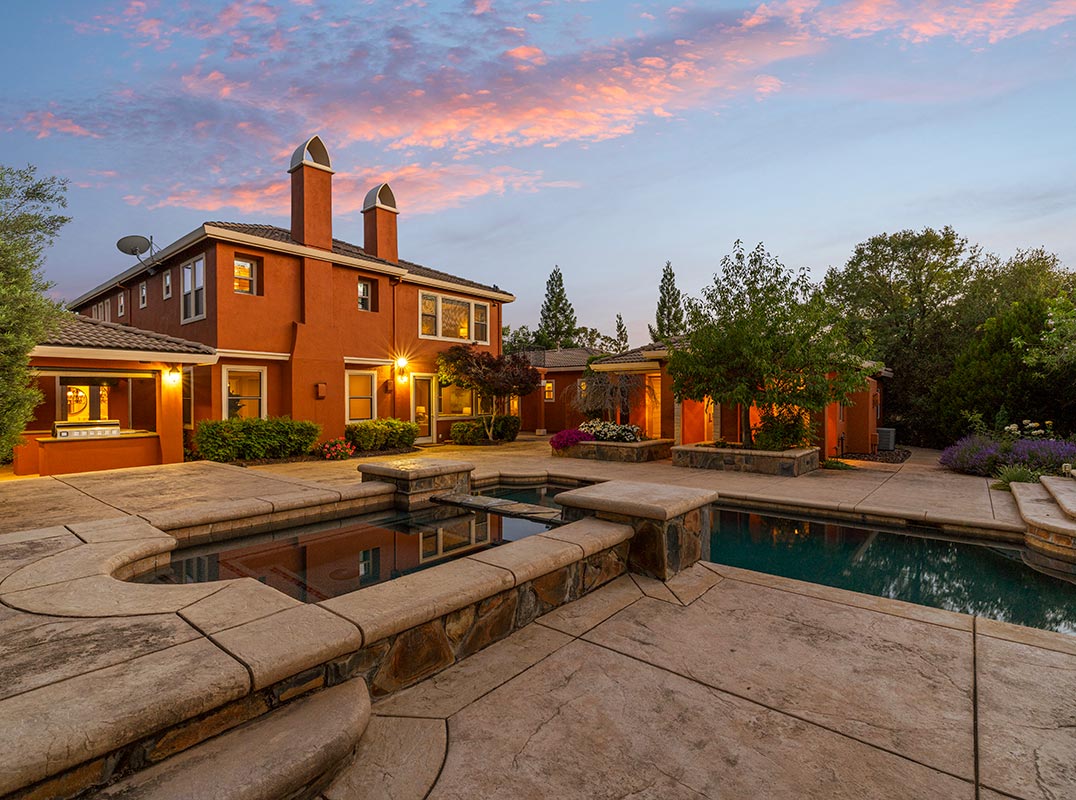 Luxurious Showplace In The Heart Of Rescue