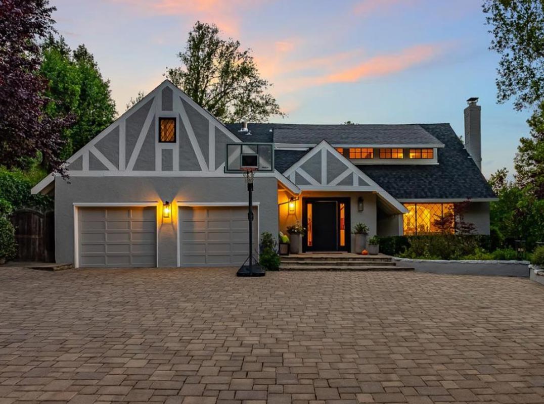 Sprawling Privacy Meets Elegant Living 