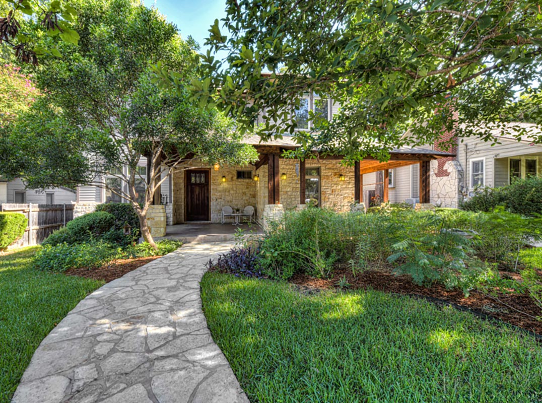 Craftsman Residence in Alamo Heights with Refined Living Spaces