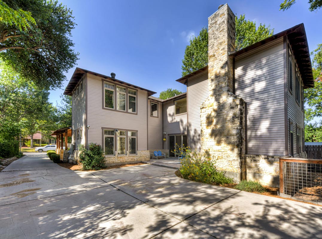Craftsman Residence in Alamo Heights with Refined Living Spaces